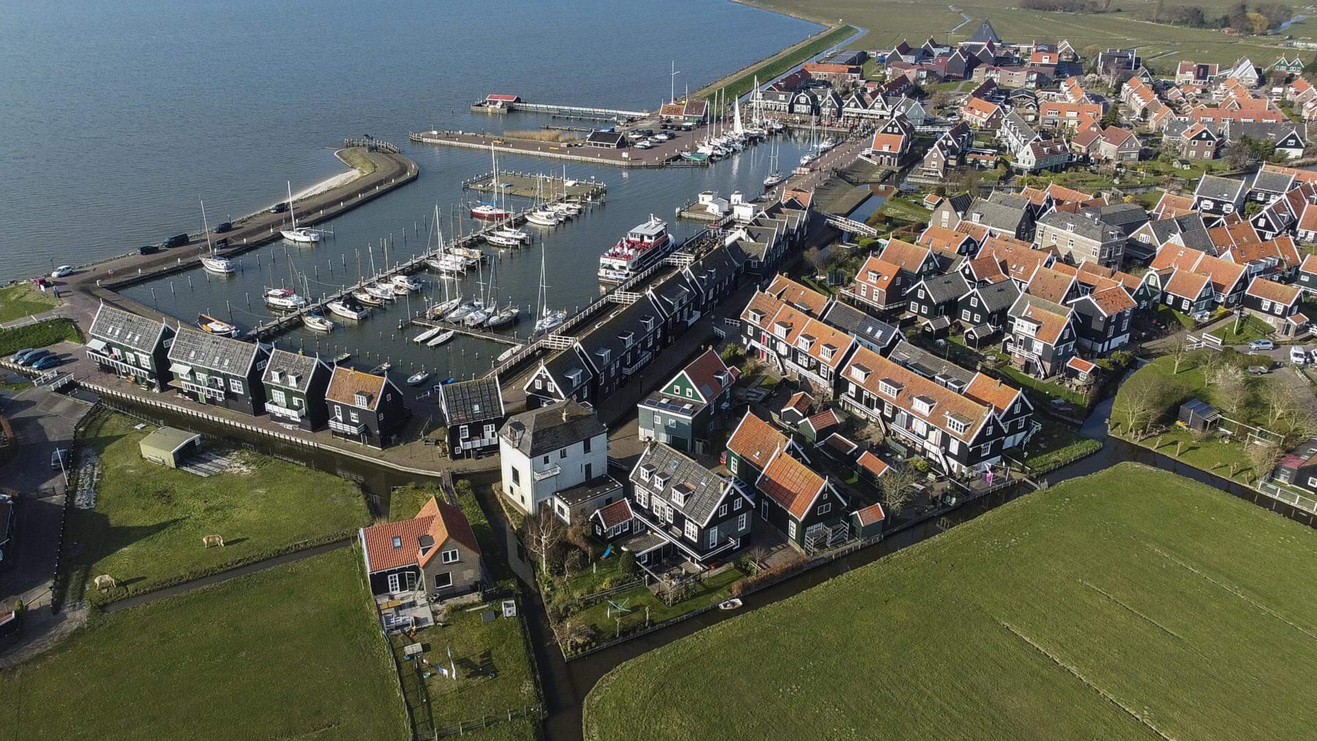 Project glasvezelnetwerk op Marken begonnen: aannemer verwacht medio 2025 klaar te zijn